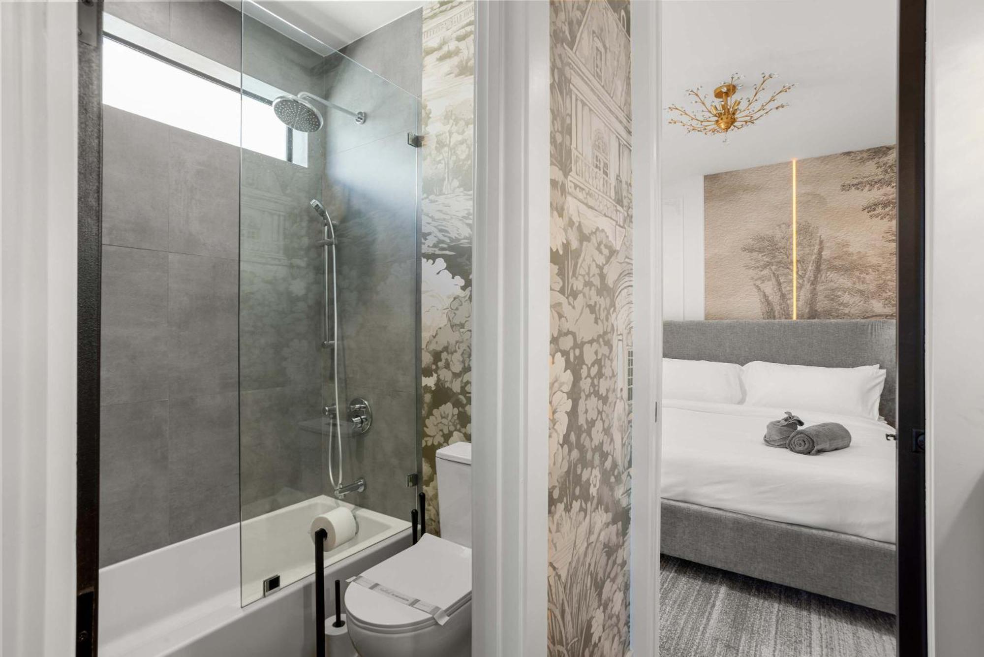 Сasa de vacaciones 4br Paris Style Heated Pool New Build