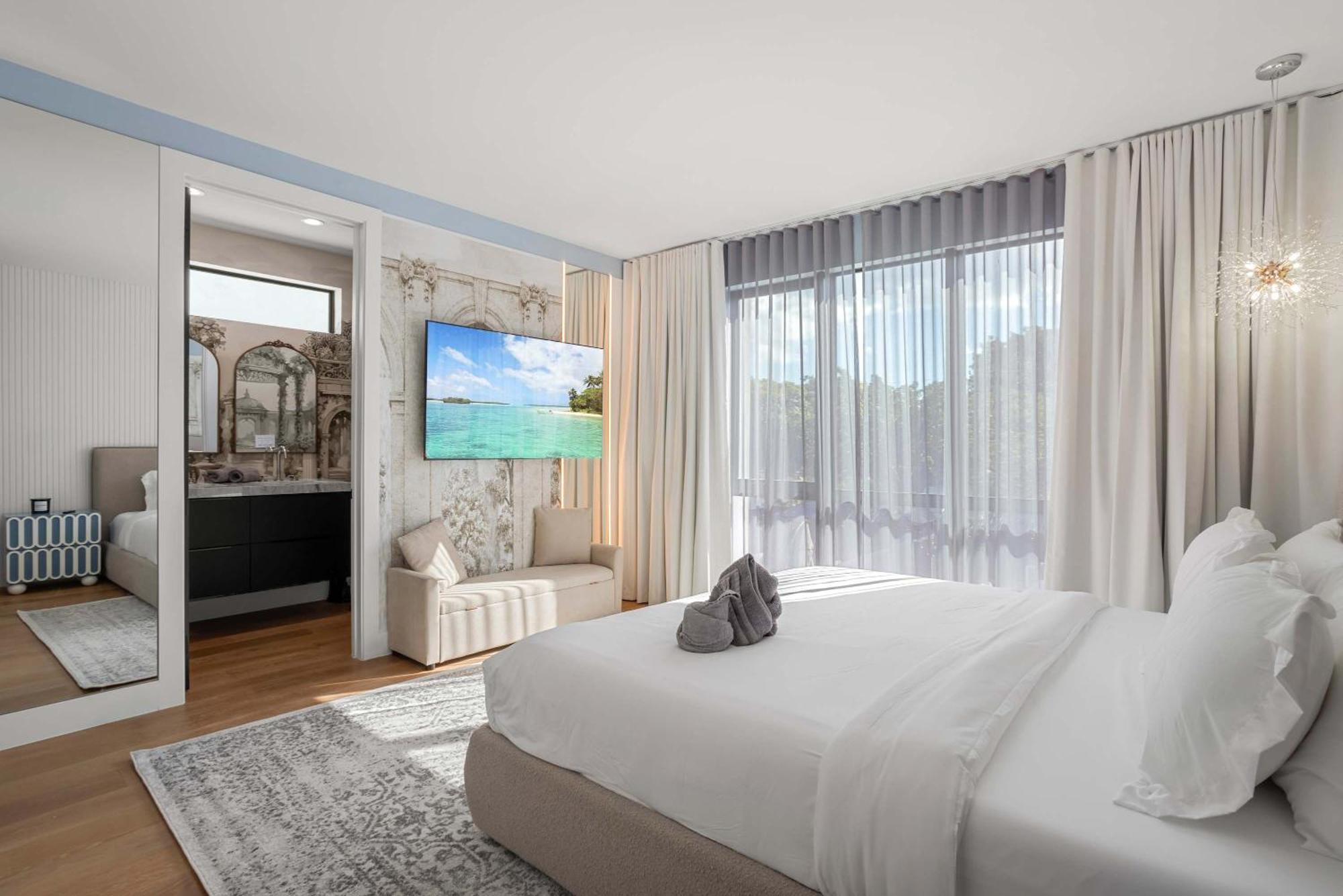 Сasa de vacaciones 4br Paris Style Heated Pool New Build